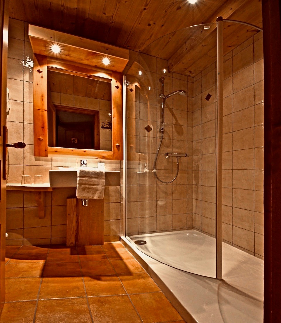 Salle de bain avec grande douche